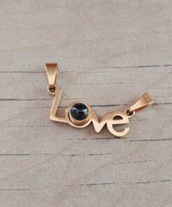 DIJE DE ACERO DORADO LOVE CON PROYECCIÓN «TE AMO» EN 100 IDIOMAS DIFERENTES.
