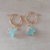 ARO DE ACERO DORADO ARGOLLA 14 MM CON DIJE MARIPOSA ACRÍLICO CELESTE