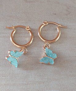 ARO DE ACERO DORADO ARGOLLA 14 MM CON DIJE MARIPOSA ACRÍLICO CELESTE