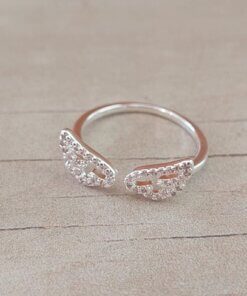 ANILLO DE ACERO BLANCO ALAS CON MICRO PAVE CRISTAL, TALLE UNICO.