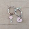 ARO DE ACERO ARGOLLA 14 MM CON CORAZÓN Y CORAZÓN CANDADO ESMALTADO ROSA. LARGO TOTAL 30 MM