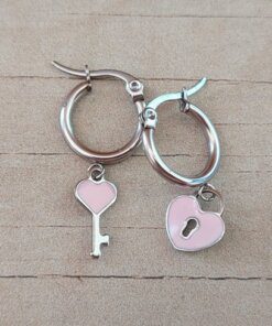 ARO DE ACERO ARGOLLA 14 MM CON CORAZÓN Y CORAZÓN CANDADO ESMALTADO ROSA. LARGO TOTAL 30 MM