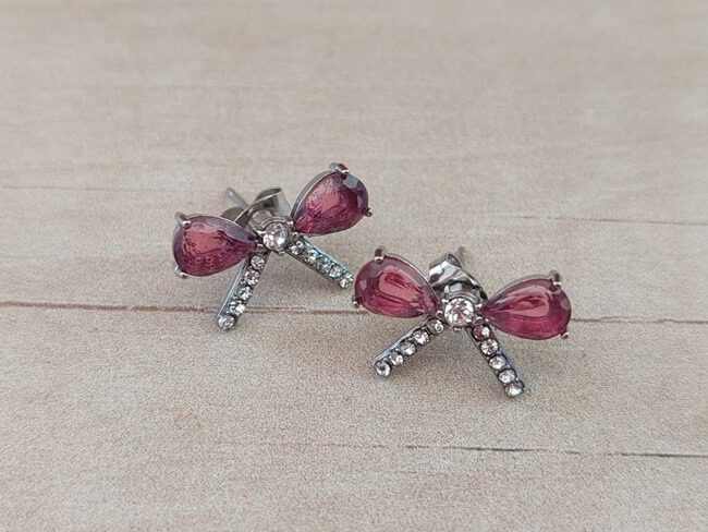 ARO DE ACERO MOÑO CON STRASS Y CUBIK FUCSIA. MEDIDAS 18 X 11 MM