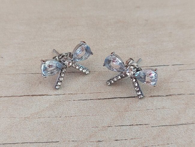ARO DE ACERO MOÑO CON STRASS Y CUBIK BLANCO. MEDIDAS 18 X 11 MM