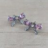ARO DE ACERO MOÑO CON STRASS Y CUBIK ROSA. MEDIDAS 18 X 11 MM