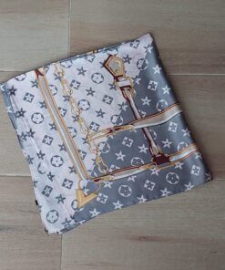 PAÑUELO RASADO ESTAMPADO FONDO GRIS Y ROSA CON CINTOS. TAMAÑO 70 X 70