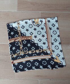 PAÑUELO RASADO ESTAMPADO FONDO NEGRO Y BLANCO CON CINTOS. TAMAÑO 70 X 70