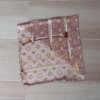 PAÑUELO RASADO ESTAMPADO FONDO BEIGE Y ARENA CON CINTOS. TAMAÑO 70 X 70