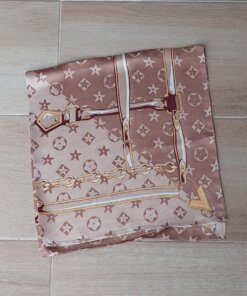 PAÑUELO RASADO ESTAMPADO FONDO BEIGE Y ARENA CON CINTOS. TAMAÑO 70 X 70