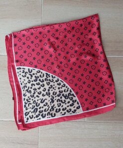 PAÑUELO RASADO ESTAMPADO FONDO ROJO CON DIBUJOS NEGROS Y PUNTAS ANIMAL PRINT. TAMAÑO 70 X 70
