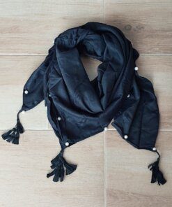 PAÑUELO DE VISCOSA LISO NEGRO CON PERLAS 10 MM EN BORDES Y FLECOS TRENZADOS EN LAS PUNTAS 1,1 M X 1,1 M