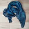 PASHMINA ESTAMPADA MONO COLOR DEGRADE AZUL CON RAYAS IRREGULARES. TAMAÑO 80 X 180 CM.