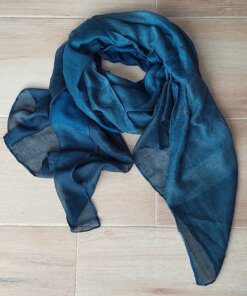 PASHMINA ESTAMPADA MONO COLOR DEGRADE AZUL CON RAYAS IRREGULARES. TAMAÑO 80 X 180 CM.