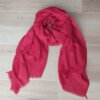 PASHMINA DE LANILLA LISA DESFLECADA CON TRAMA DE ROMBOS COLOR BORDO. MEDIDAS: 80 X 180 CM.