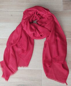 PASHMINA DE LANILLA LISA DESFLECADA CON TRAMA DE ROMBOS COLOR BORDO. MEDIDAS: 80 X 180 CM.