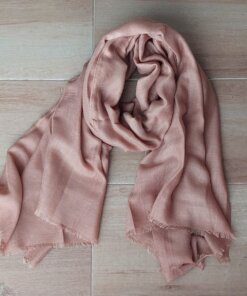 PASHMINA DE LANILLA LISA DESFLECADA CON TRAMA DE ROMBOS COLOR ARENA. MEDIDAS: 80 X 180 CM.