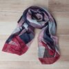 PASHMINA ESTAMPADA DAMERO CON LINEAS DIAGONALES, GAMA BORDO. TAMAÑO 80 X 180 CM.