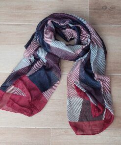 PASHMINA ESTAMPADA DAMERO CON LINEAS DIAGONALES, GAMA BORDO. TAMAÑO 80 X 180 CM.