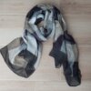 PASHMINA ESTAMPADA DAMERO CON LINEAS DIAGONALES, GAMA VERDE. TAMAÑO 80 X 180 CM.