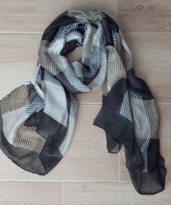 PASHMINA ESTAMPADA DAMERO CON LINEAS DIAGONALES, GAMA VERDE. TAMAÑO 80 X 180 CM.