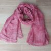 PASHMINA ESTAMPADA JASPEADA COLOR BORDO. TAMAÑO 80 X 180 CM.