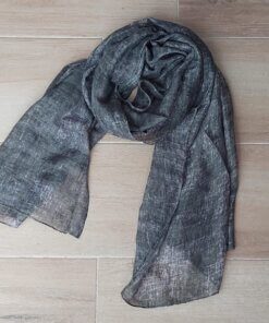 PASHMINA ESTAMPADA JASPEADA COLOR CEMENTO. TAMAÑO 80 X 180 CM.