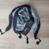 PAÑUELO DE VISCOSA ESTAMPADO CON JARRONES CENTRALES, GUARDA LISA NEGRA Y FLECOS TRENZADOS EN LAS PUNTAS 1,1 M X 1,1 M