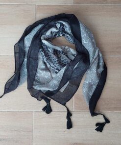 PAÑUELO DE VISCOSA ESTAMPADO CON JARRONES CENTRALES, GUARDA LISA NEGRA Y FLECOS TRENZADOS EN LAS PUNTAS 1,1 M X 1,1 M