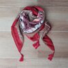 PAÑUELO DE VISCOSA ESTAMPADO CON JARRONES CENTRALES, GUARDA LISA BORDO Y FLECOS TRENZADOS EN LAS PUNTAS 1,1 M X 1,1 M
