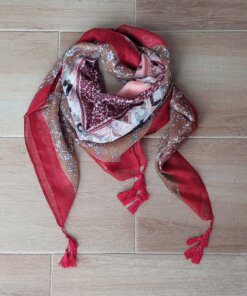 PAÑUELO DE VISCOSA ESTAMPADO CON JARRONES CENTRALES, GUARDA LISA BORDO Y FLECOS TRENZADOS EN LAS PUNTAS 1,1 M X 1,1 M