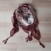 PAÑUELO DE VISCOSA ESTAMPADO CON JARRONES CENTRALES, GUARDA LISA MARRÓN Y FLECOS TRENZADOS EN LAS PUNTAS 1,1 M X 1,1 M