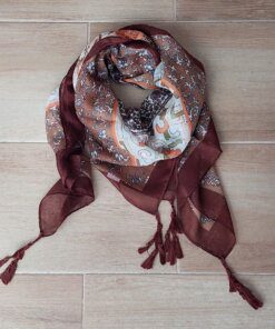 PAÑUELO DE VISCOSA ESTAMPADO CON JARRONES CENTRALES, GUARDA LISA MARRÓN Y FLECOS TRENZADOS EN LAS PUNTAS 1,1 M X 1,1 M