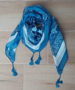 PAÑUELO DE VISCOSA ESTAMPADO FONDO AZUL CON ARABESCOS Y FLECOS TRENZADOS EN LAS PUNTAS 1,1 M X 1,1 M
