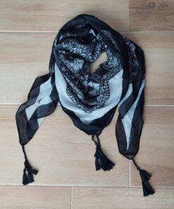 PAÑUELO DE VISCOSA ESTAMPADO FONDO NEGRO CON ARABESCOS Y FLECOS TRENZADOS EN LAS PUNTAS 1,1 M X 1,1 M