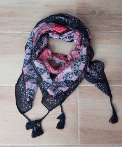 PAÑUELO DE VISCOSA ESTAMPADO FONDO NEGRO CON MANDALA Y GUARDA PIXELADA, FLECOS TRENZADOS EN LAS PUNTAS 1,1 M X 1,1 M