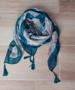 PAÑUELO DE VISCOSA ESTAMPADO CON JARRONES CENTRALES, GUARDA LISA PETROLEO Y FLECOS TRENZADOS EN LAS PUNTAS 1,1 M X 1,1 M