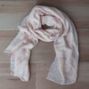 PASHMINA DE LANILLA LISA SIN FLECOS CON TRAMA DE ROMBOS PEQUEÑOS COLOR BEIGE. MEDIDAS: 80 X 180 CM.