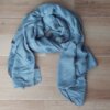 PASHMINA DE LANILLA LISA SIN FLECOS CON TRAMA DE ROMBOS PEQUEÑOS COLOR GRIS. MEDIDAS: 80 X 180 CM.