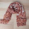 PASHMINA ESTAMPADA ANIMAL PRINT, FONDO ARENA. TAMAÑO 80 X 180 CM.