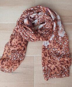 PASHMINA ESTAMPADA ANIMAL PRINT, FONDO ARENA. TAMAÑO 80 X 180 CM.