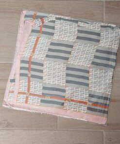 PAÑUELO RASADO ESTAMPADO CON LINEAS GRISES, FONDO MARFIL CON BORDE ROSA. TAMAÑO 70 X 70