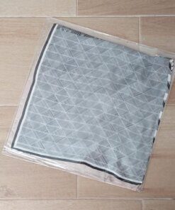 PAÑUELO RASADO ESTAMPADO GARABATO EN BLANCO Y FONDO NEGRO CON BORDES EN BEIGE. TAMAÑO 70 X 70