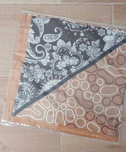 PAÑUELO RASADO ESTAMPADO ARABESCOS Y GARABATOS CON FONDO MARRÓN Y NEGRO, BORDE SUELA. TAMAÑO 70 X 70