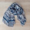 PASHMINA ESTAMPADA PICOS COLOR AZUL SIN FLECOS, 80 X 180 CM.