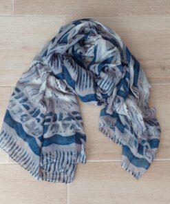 PASHMINA ESTAMPADA PICOS COLOR AZUL SIN FLECOS, 80 X 180 CM.