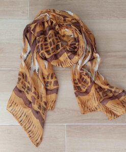 PASHMINA ESTAMPADA PICOS COLOR MAIZ SIN FLECOS, 80 X 180 CM.