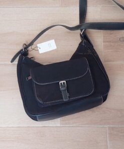 CARTERA SÍMIL GAMUZA COLOR NEGRA CON BOLSILLO FRONTAL CON HEBILLA. TAMAÑO 24 CM X 30 CM