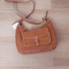 CARTERA SÍMIL GAMUZA COLOR CAMEL CON BOLSILLO FRONTAL CON HEBILLA. TAMAÑO 24 CM X 30 CM