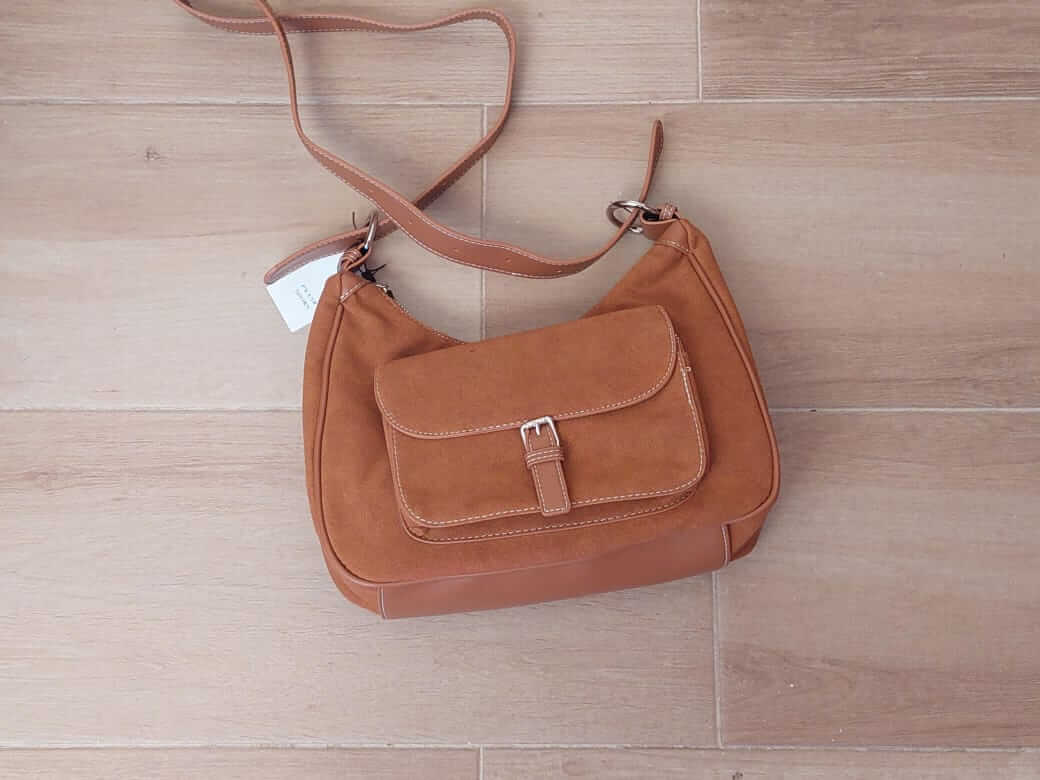 CARTERA SÍMIL GAMUZA COLOR CAMEL CON BOLSILLO FRONTAL CON HEBILLA. TAMAÑO 24 CM X 30 CM