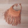 CARTERA SÍMIL GAMUZA COLOR CAMEL CON FLECOS. TAMAÑO 18 CM X 25 CM